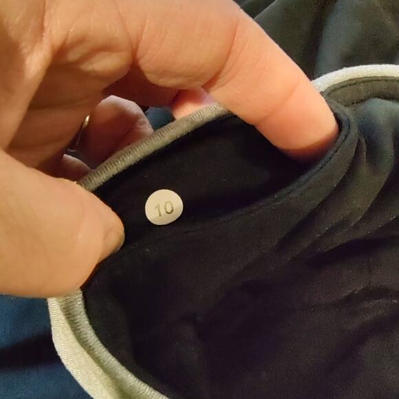 Lululemon Athletica Black & Gray Reversible Cropped Leggings Size 10 - Picture 8 of 8